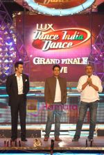 Ranbir Kapoor, Manoj Bajpai at the grand finale of Dance India Dance in Andheri Sports Complex on 23rd April 2010 (5).JPG